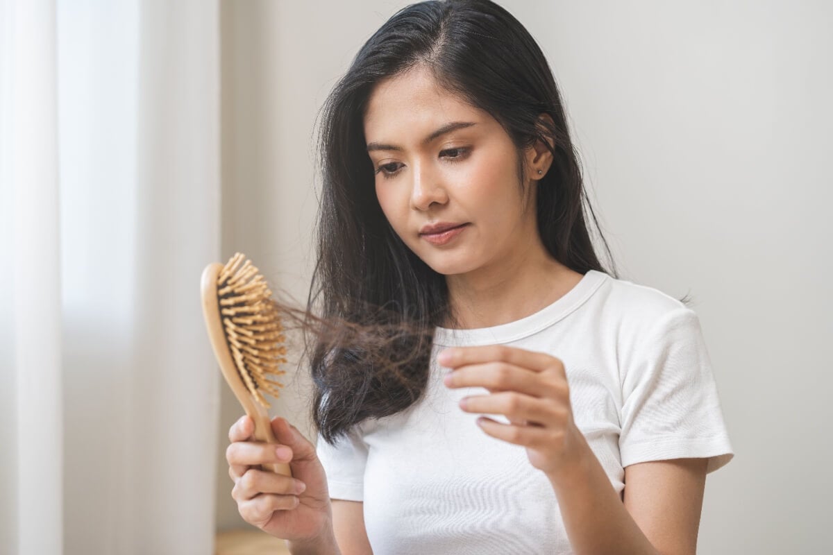 A queda de cabelo é um problema para muitas pessoas (Imagem: Kmpzzz | Shutterstock)