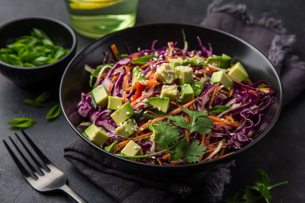 Salada de repolho com abacate (Imagem: Anna Shepulova | Shutterstock)