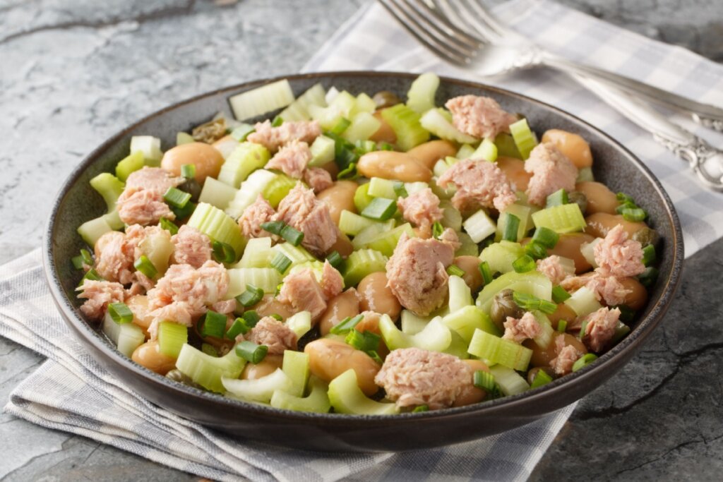 Salada de feijão-branco com atum e aipo (Imagem: AS Foodstudio | Shutterstock)
