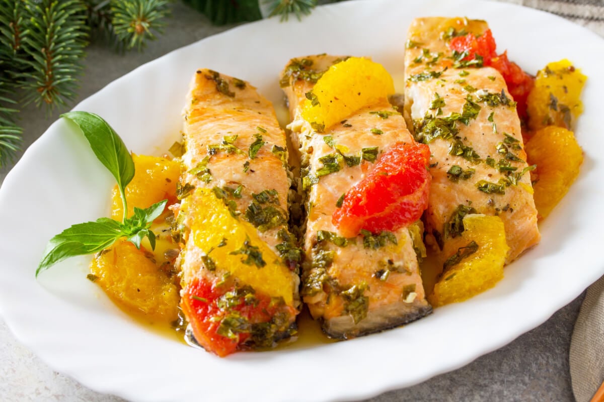 Salmão ao forno com molho de frutas (Imagem: Elena Hramova | Shutterstock)