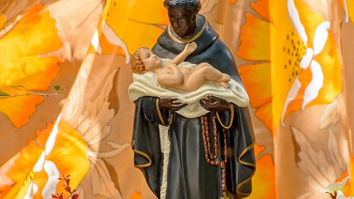 São Benedito inspira os fiéis a servirem com dedicação a Cristo (Imagem: Fred S. Pinheiro | Shutterstock)