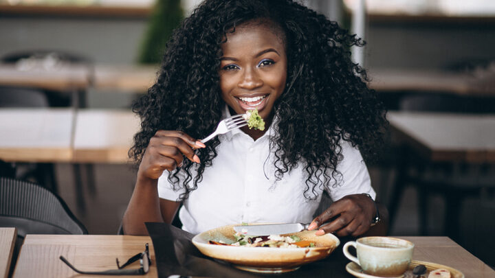 A reeducação alimentar ajuda a eliminar gordura abdominal (Imagem: PH888 | Shutterstock)