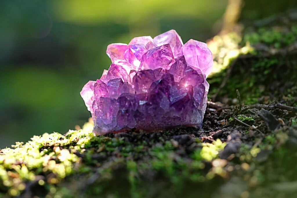 Ametista é indicada para encontrar sabedoria e equilíbrio (Imagem: ju_see | Shutterstock)