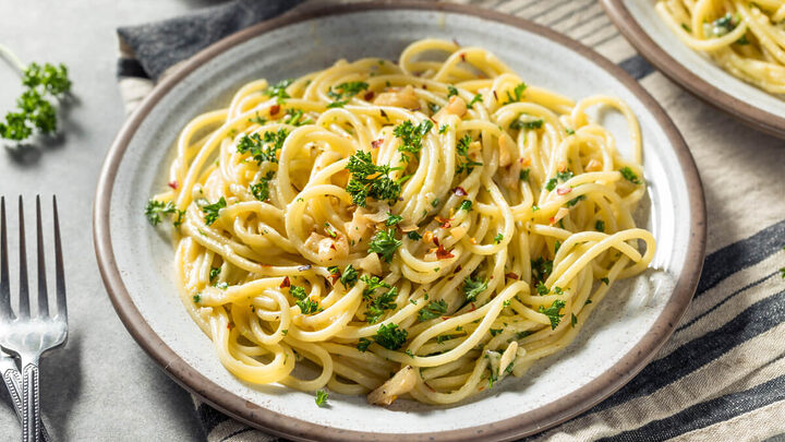 Macarrão ao alho e óleo (Imagem: Brent Hofacker | Shutterstock)