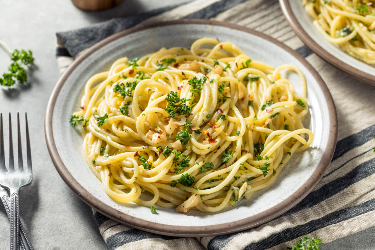 Macarrão ao alho e óleo (Imagem: Brent Hofacker | Shutterstock)