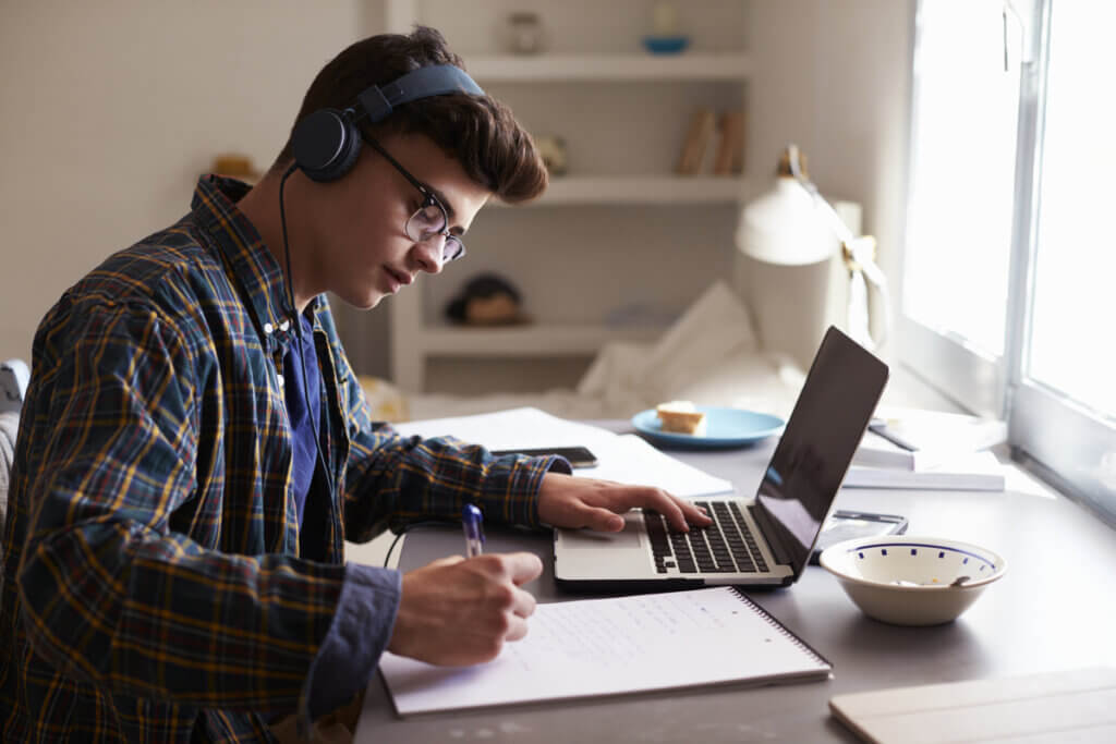 Encontre o ritmo ideal de estudo para a sua rotina (Imagem: fizkes | Shutterstock)