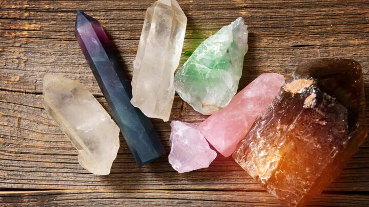 Cristais ajudam a transformar as energias do período menstrual (Imagem: Monika Wisniewska | Shutterstock)