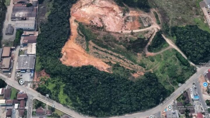 Imagem aérea que mostra dimensão do tamanho do terreno
