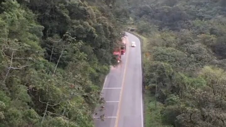 Vídeo mostra momento em que veículos arriscam manobra em local proibido da SC-418, em Joinville