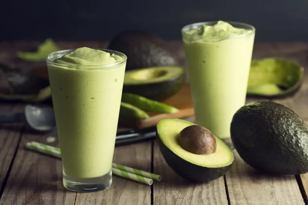 Smoothie de abacate e leite de amêndoas (Imagem: kvladimirv | Shutterstock)