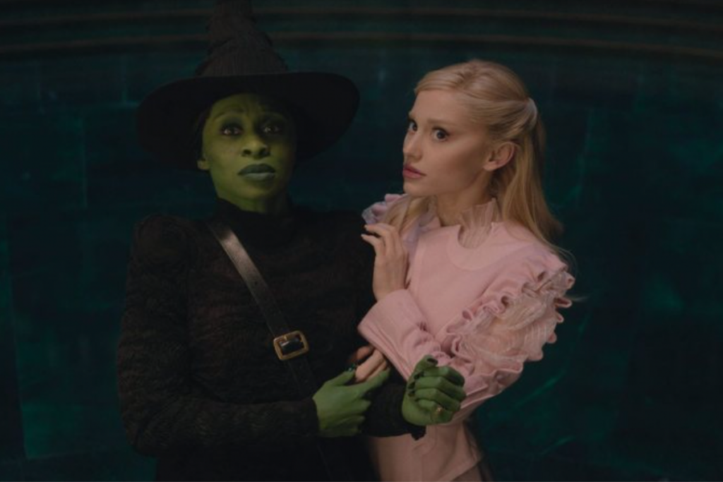 A amizade e o conflito entre Elphaba e Glinda ganham vida em “Wicked: Parte 1”, uma adaptação do famoso musical da Broadway (Imagem: Reprodução digital | Universal Pictures)