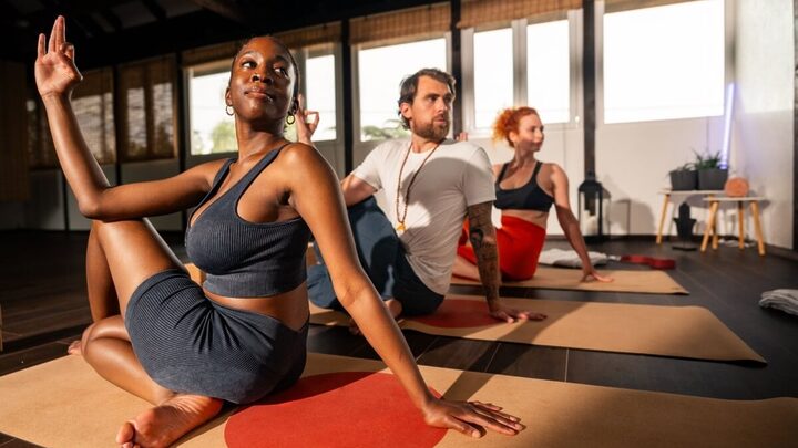 As posturas de yoga são benéficas para a saúde física e mental (Imagem: f.t.Photographer | Shutterstock)