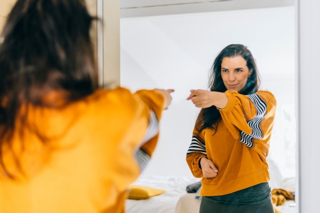 Fazer afirmações positivas para si atrai boas energias (Imagem: Hitdelight | Shutterstock)