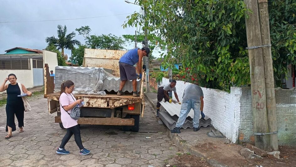 Cidade de SC decreta emergência e moradores recebem doações.