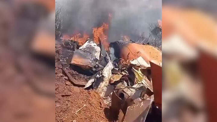 Avião da FAB cai após bater em outro no interior de SP