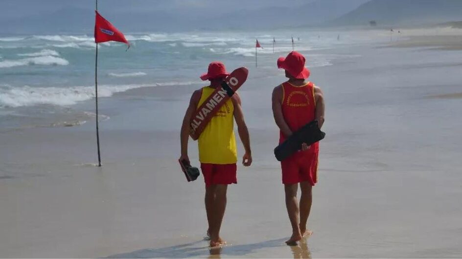 Guarda-vidas em Balneário Camboriú terão efetivo aumentado durante verão.