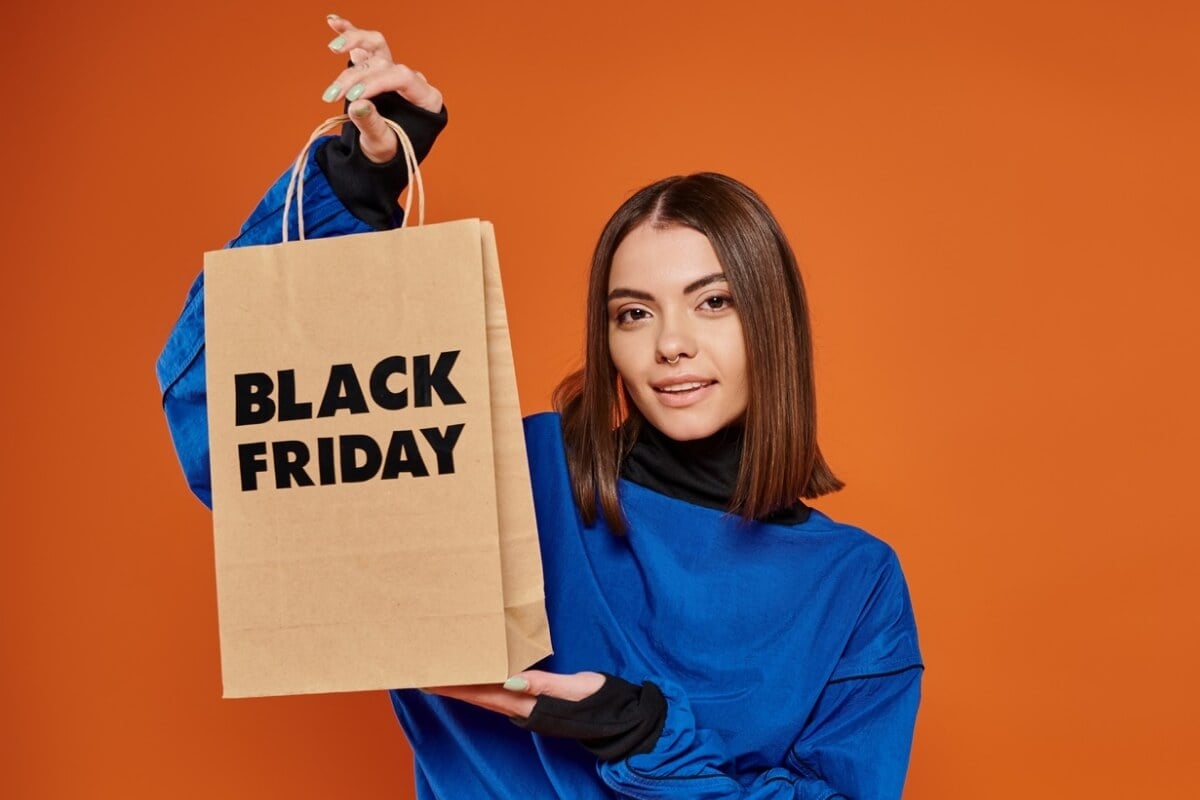 Adotar algumas estratégias ajuda a aproveitar as promoções da Black Friday sem preocupação (Imagem: LightField Studios | Shutterstock)