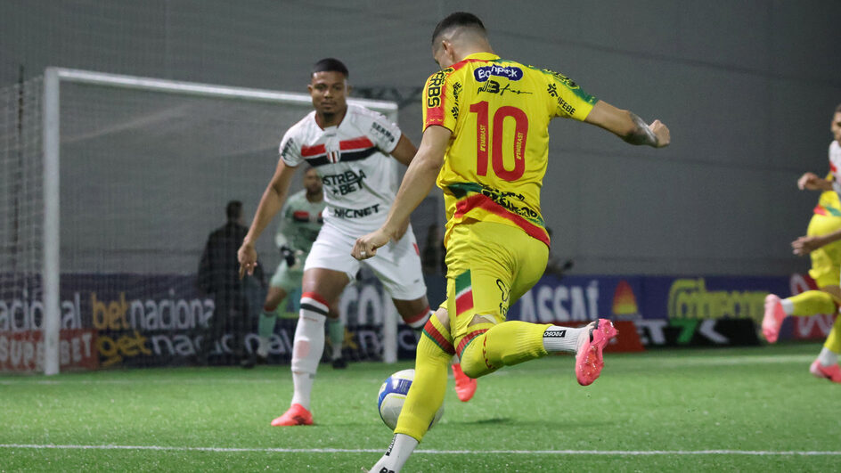 Brusque perdeu mais uma partida na luta contra o rebaixamento (Foto: Divulgação, Brusque, Lucas Gabriel Cardoso)