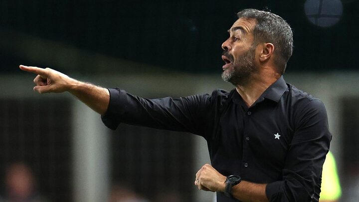 Artur Jorge tem a missão de manter o Botafogo firme nas disputas do Brasileirão e da Libertadores (Foto: Vitor Silva, BFR)