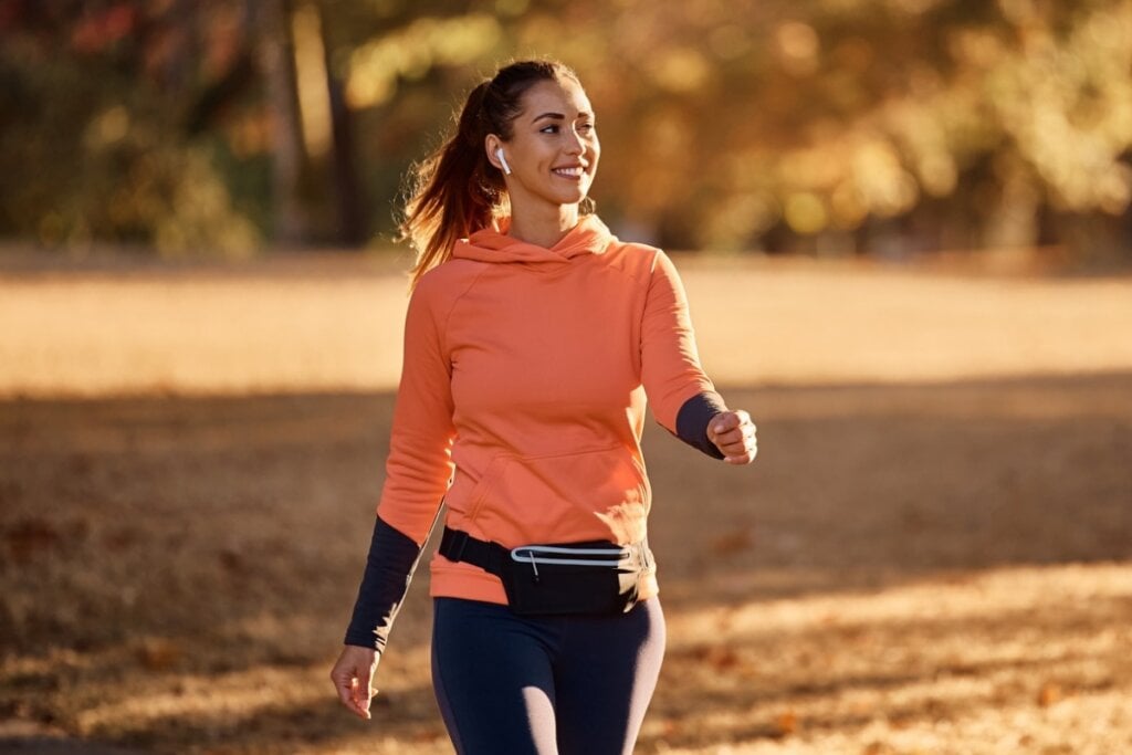 Caminhar ajuda a controlar a ansiedade com o exame (Imagem: Drazen Zigic | Shutterstock)
