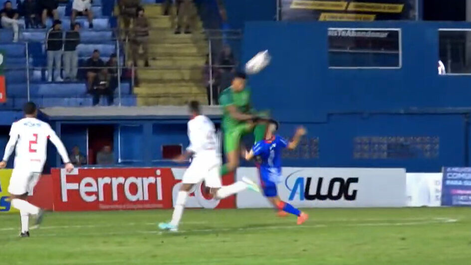 Gustavo Poffo recebe joelhada de goleiro adversário e sai de campo em maca (Foto: Reprodução / MBTV)