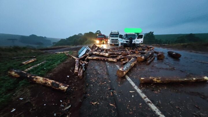 Carga de madeira atinge veículos e deixa pessoas feridas no Oeste de SC.