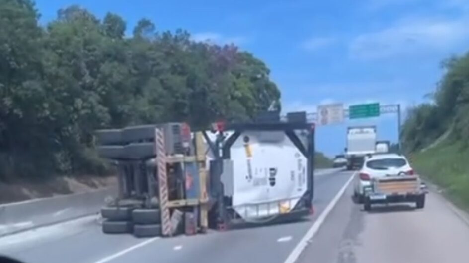 Caminhão tombou na pista na BR-101 (Foto: Reprodução, redes sociais)