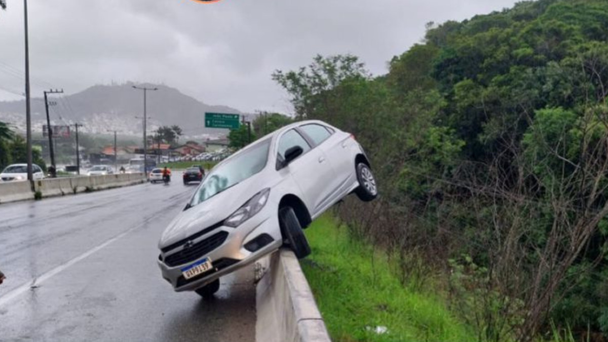 Carro roda e fica preso em mureta de proteção na SC-401, em Florianópolis