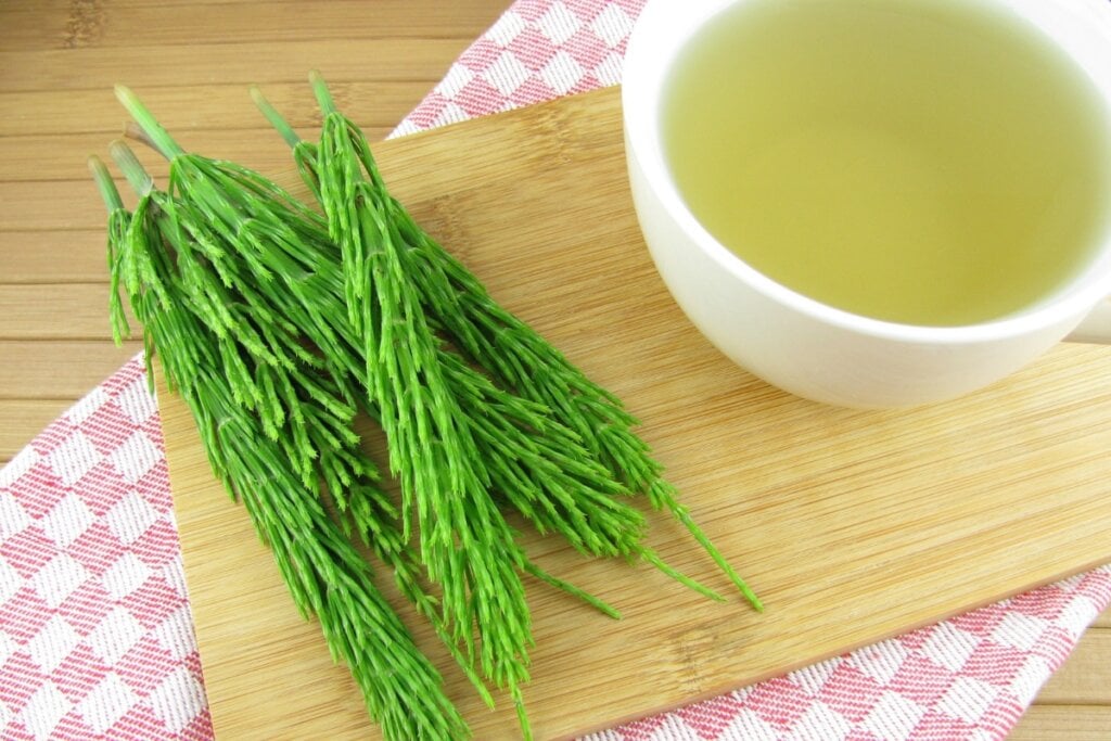 Ch&aacute; de cavalinha com ch&aacute; verde (Imagem: KatharinaRau | Shutterstock)