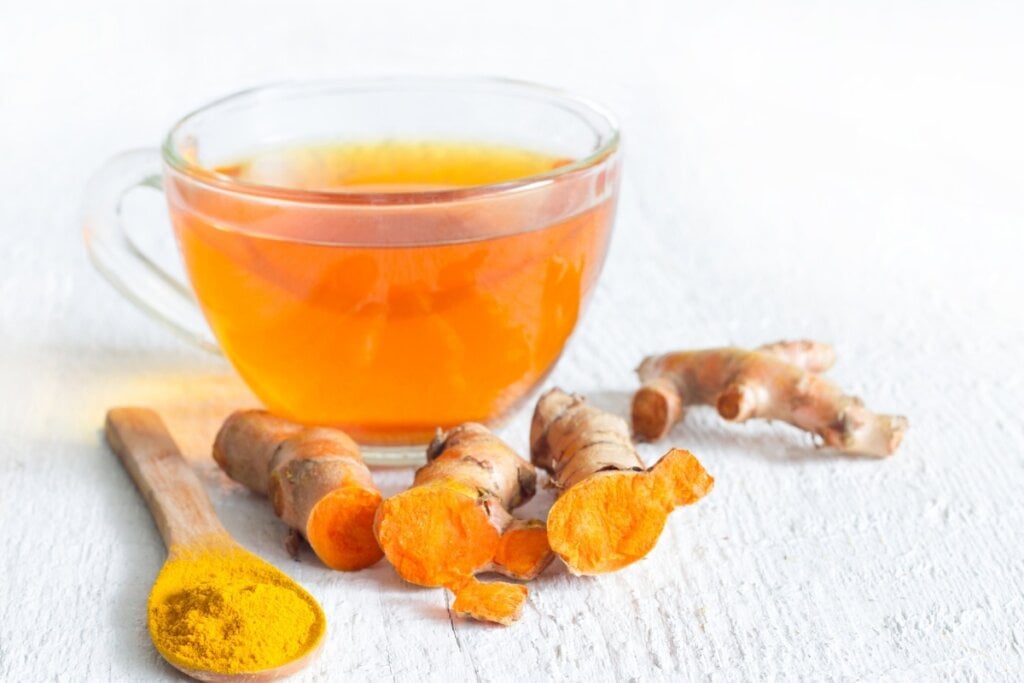 A cúrcuma pode ser incorporada à dieta de diversas maneiras, incluindo em forma de chás (Imagem: udra11 | Shutterstock)