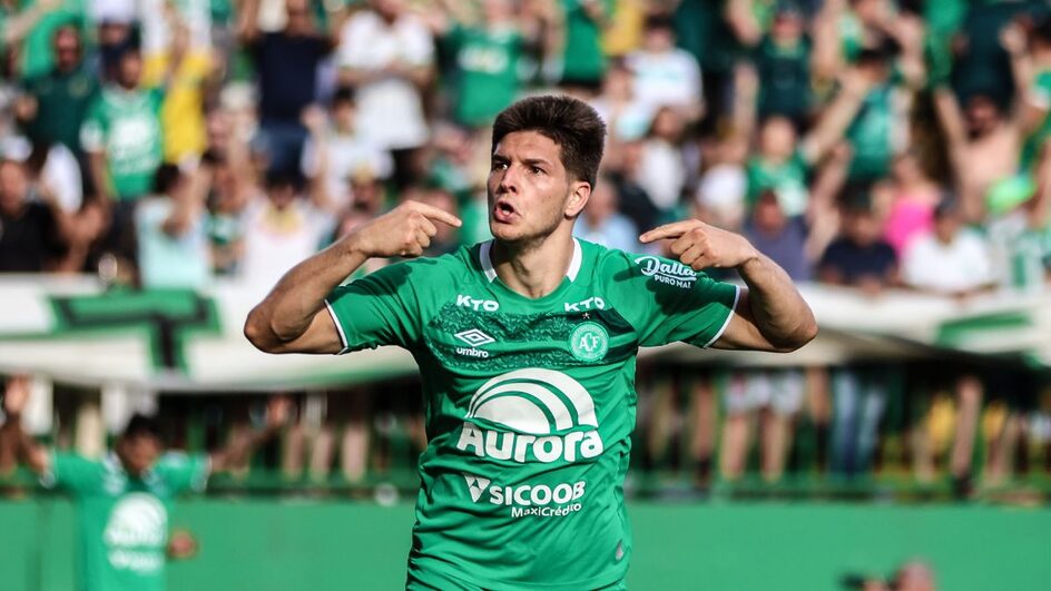 Atacante Perotti fez o gol de empate na Arena Condá e ajudou a Chapecoense a permanecer na Série B (Foto: Tiago Meneghini, ACF)