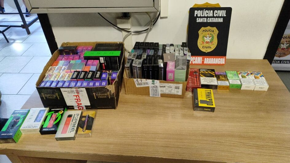 Cigarros eletrônicos apreendidos utilizados por adolescentes.