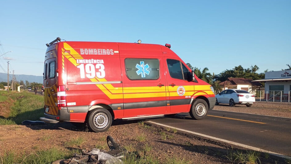 Colisão entre carreta e motocicleta termina em morte no Sul do Estado