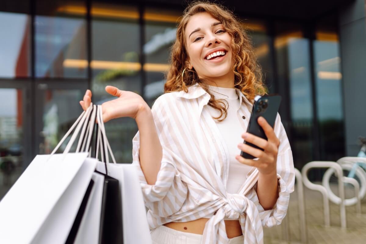 Período de descontos pode criar um ciclo de prazer momentâneo e gerar compras impulsivas (Imagem: maxbelchenko | Shutterstock)