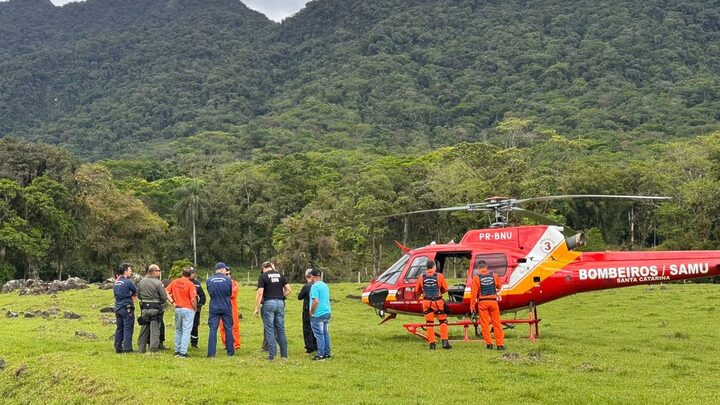 Operação está sendo montada por equipes de socorro (Foto: Guilherme Barbosa, NSC TV Joinville)