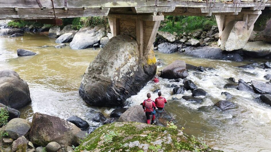Criança caiu em rio na cidade de Rio dos Cedros (Foto: CBMSC, Divulgação)