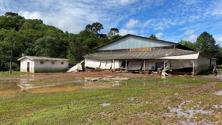Casa destruída pela chuva no Paraná