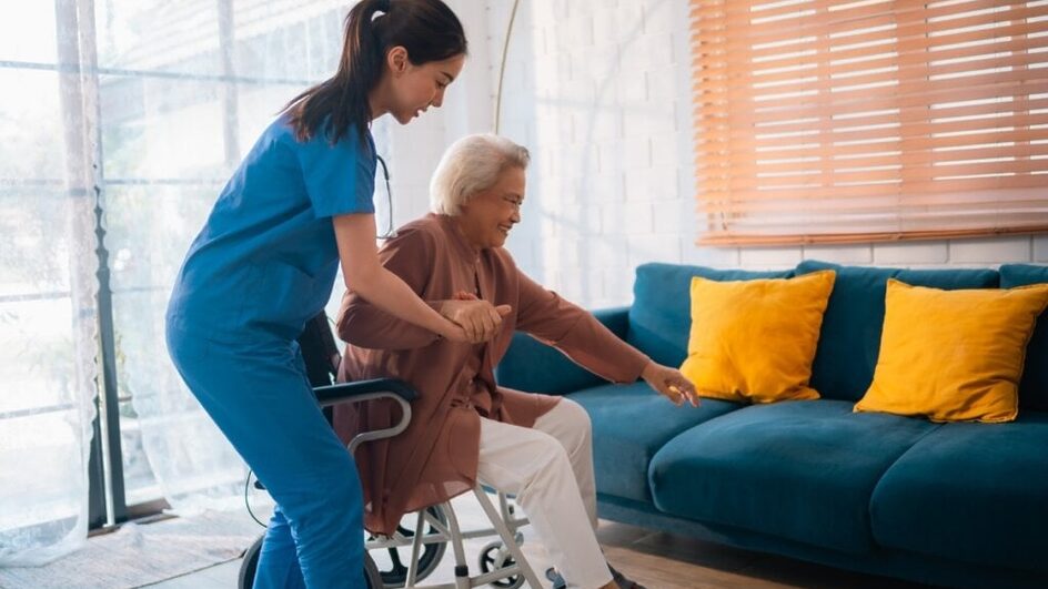 O curso de cuidador de idosos aborda desde cuidados básicos de higiene e conforto até técnicas para prevenir acidentes domésticos (Imagem: Chokniti-Studio | Shutterstock)