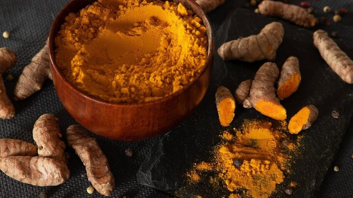 A cúrcuma tem conquistado espaço na ciência moderna por seus potenciais benefícios no alívio dos sintomas de doenças inflamatórias (Imagem: marcinm111 | Shutterstock)