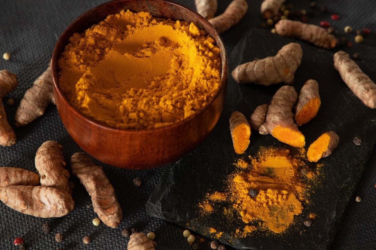 A cúrcuma tem conquistado espaço na ciência moderna por seus potenciais benefícios no alívio dos sintomas de doenças inflamatórias (Imagem: marcinm111 | Shutterstock)