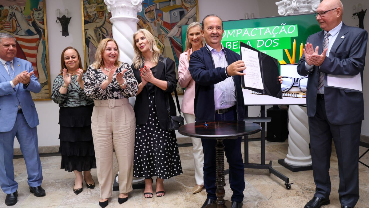 Jorginho sanciona projeto de lei da descompactação da tabela salarial dos professores de SC