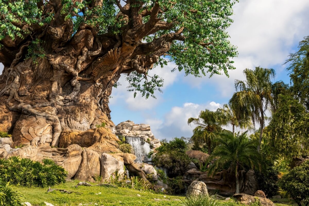 Majestosa e monumental, a Árvore da Vida impressiona com mais de 300 esculturas de animais em seu tronco, simbolizando a rica biodiversidade do planeta (Imagem: jrtwynam | Shutterstock)
