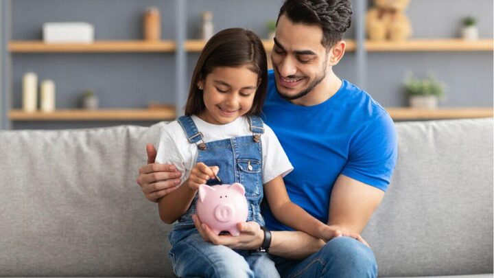 Educação financeira ajuda as crianças a darem valor ao dinheiro (Imagem: Prostock-studio | Shutterstock)