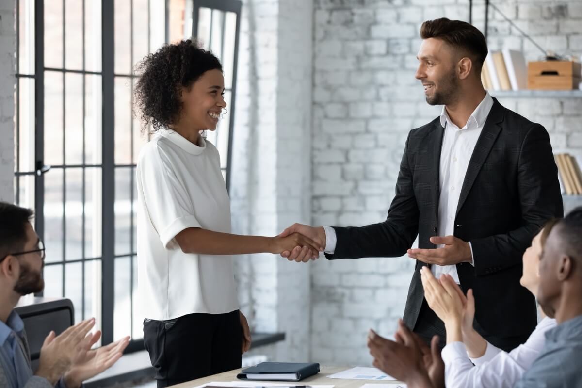 Certos comportamentos aumentam as chances de efetivação no emprego temporário (Imagem: fizkes | Shutterstock)