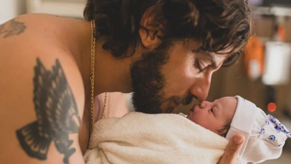 Chay Suede publicou foto com a filha Ana (Foto: Reprodução, redes sociais)