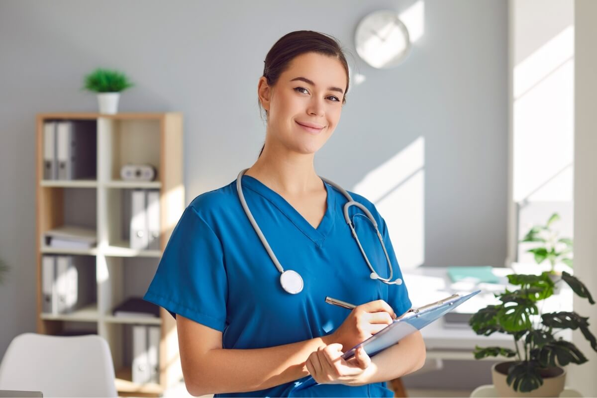 Profissionais da área da saúde proporcionam qualidade de vida e longevidade para a população (Imagem: Studio Romantic | Shutterstock)