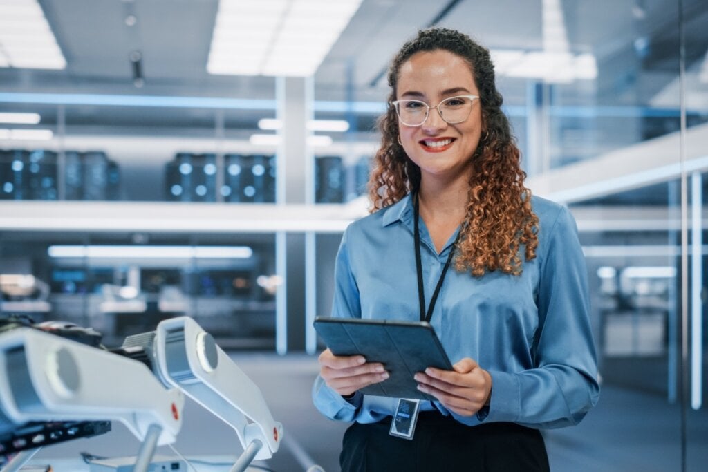 O engenheiro de fintech e robótica está na linha de frente da transformação digital, criando tecnologias que melhoram a experiência do usuário e aumentam a segurança (Imagem: Gorodenkoff | Shutterstock)
