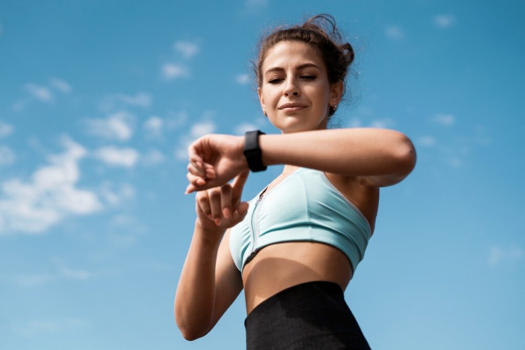 Treinar pela manhã é uma boa forma de “acordar” o corpo (Imagem: muse studio | Shutterstock)