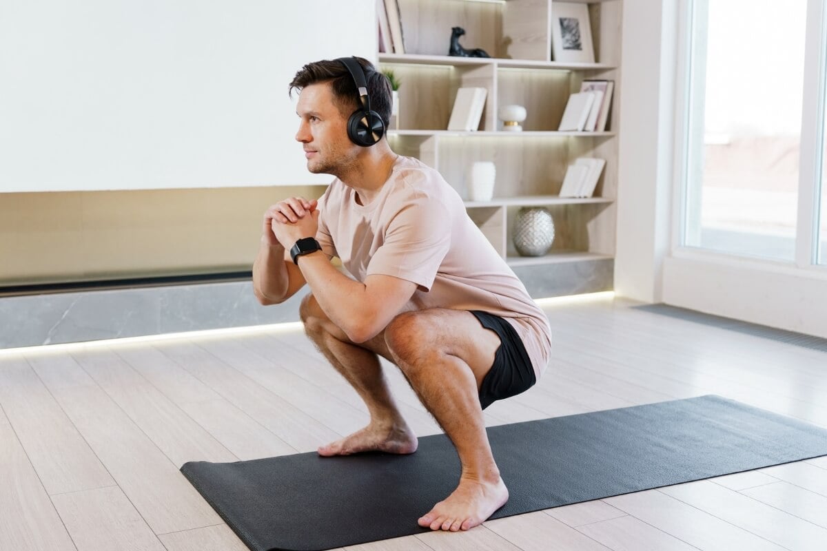 Os exercícios funcionais são ideais para quem busca o fortalecimento físico de forma acessível e prática (Imagem: muse studio | Shutterstock)