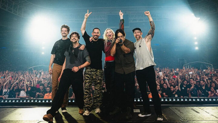 Fãs arremessam calcinha durante show de Linkin Park e reação da vocalista viraliza